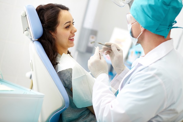 How A Cosmetic Dentist Can Restore Teeth With A Dental Crown